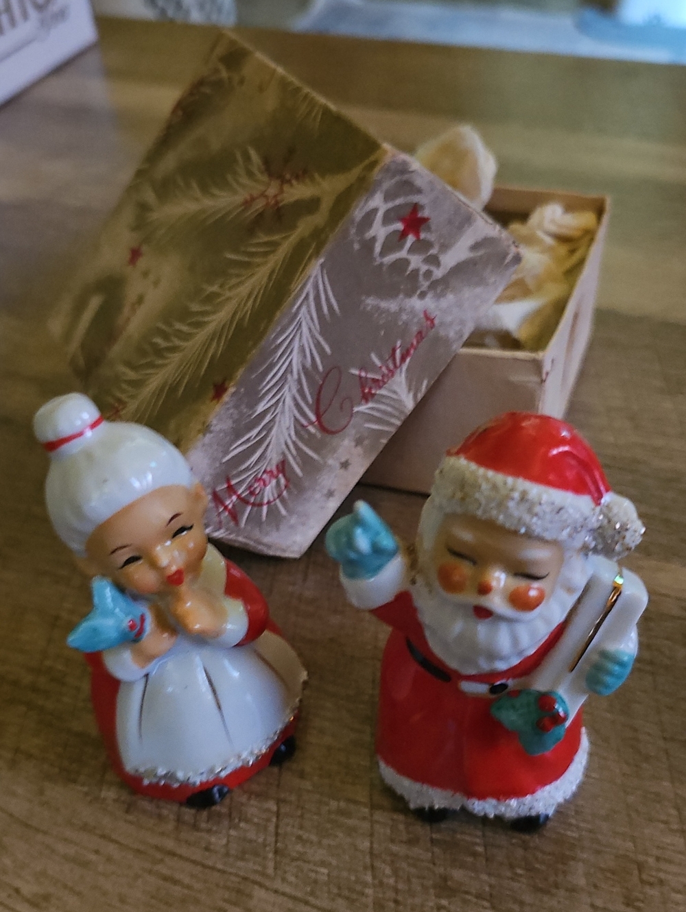 Vintage Ceramic Santa & Mrs. Claus Shakers Set Spaghetti Trim
